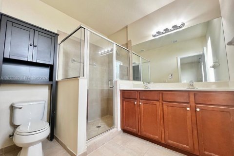 House in Miami, Florida 5 bedrooms, 214.79 sq.m. № 2087320 - photo 14