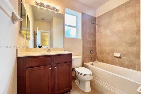 House in Miami, Florida 5 bedrooms, 214.79 sq.m. № 2087320 - photo 12