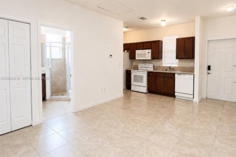 House in Miami, Florida 5 bedrooms, 214.79 sq.m. № 2087320 - photo 18