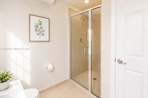 House in Miami, Florida 5 bedrooms, 214.79 sq.m. № 2087320 - photo 9