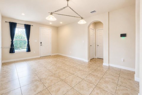 House in Miami, Florida 5 bedrooms, 214.79 sq.m. № 2087320 - photo 2
