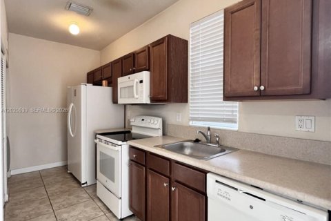 House in Miami, Florida 5 bedrooms, 214.79 sq.m. № 2087320 - photo 20