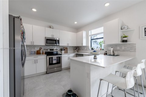 Touwnhouse à vendre à Miami Gardens, Floride: 3 chambres, 124.86 m2 № 1883852 - photo 11