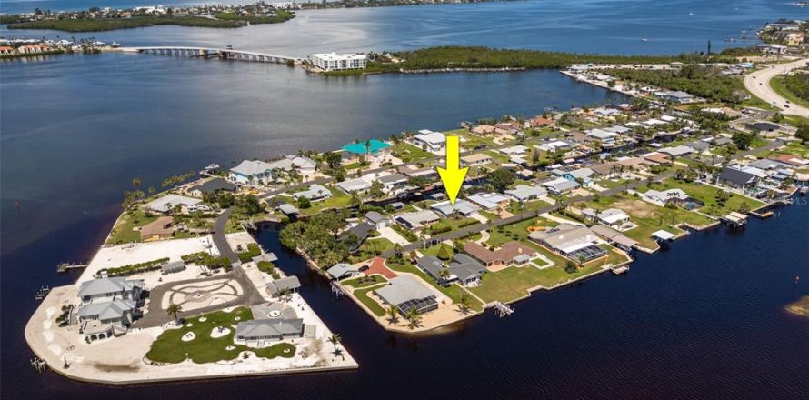 House in Englewood, Florida 3 bedrooms, 221.39 sq.m. № 1886018