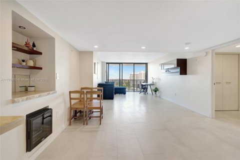 Condo in Aventura, Florida, 2 bedrooms  № 2090693 - photo 17