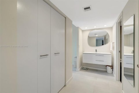 Condo in Aventura, Florida, 2 bedrooms  № 2090693 - photo 27