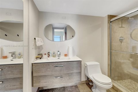 Condo in Aventura, Florida, 2 bedrooms  № 2090693 - photo 25