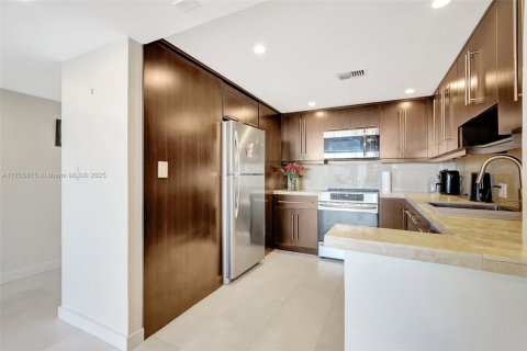 Condo in Aventura, Florida, 2 bedrooms  № 2090693 - photo 18