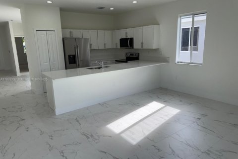 House in Homestead, Florida 4 bedrooms, 211.82 sq.m. № 1977582 - photo 7