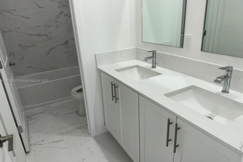 House in Homestead, Florida 4 bedrooms, 211.82 sq.m. № 1977582 - photo 13