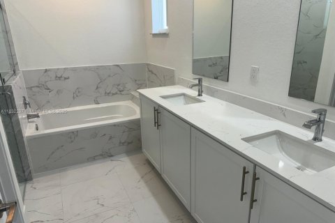 House in Homestead, Florida 4 bedrooms, 211.82 sq.m. № 1977582 - photo 18