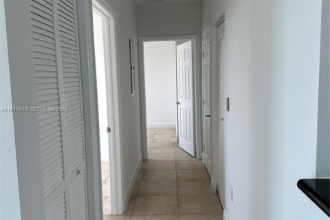 Copropriété à louer à Miami, Floride: 2 chambres, 77.02 m2 № 1982245 - photo 11