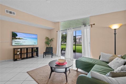 Condo in Sunrise, Florida, 3 bedrooms  № 1682682 - photo 14