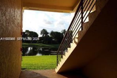 Condo in Coconut Creek, Florida, 1 bedroom  № 2050486 - photo 11