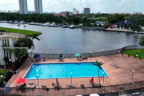 Condominio en venta en Hallandale Beach, Florida, 2 dormitorios, 102.19 m2 № 2076200 - foto 11