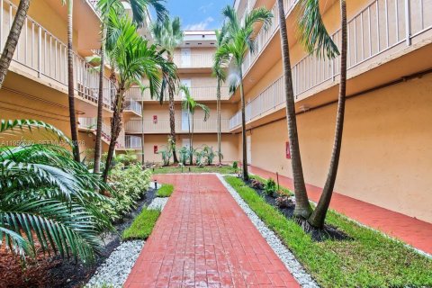 Condominio en alquiler en Plantation, Florida, 2 dormitorios, 94.85 m2 № 2027615 - foto 2