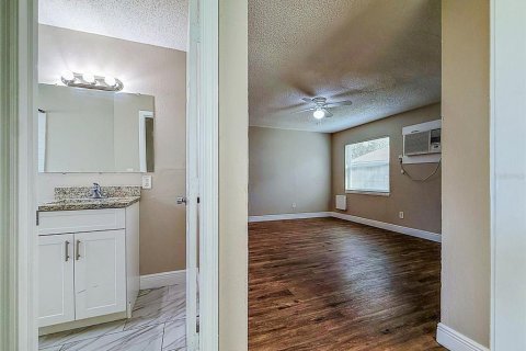 Duplex in Tampa, Florida 4 bedrooms, 120.4 sq.m. № 2431204 - photo 20