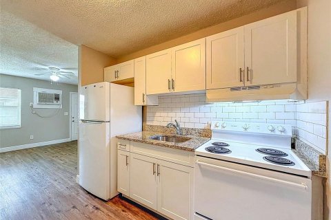 Duplex in Tampa, Florida 4 bedrooms, 120.4 sq.m. № 2431204 - photo 10