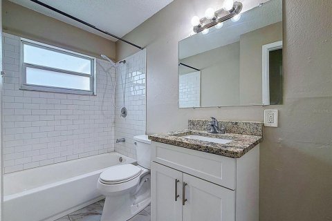 Duplex in Tampa, Florida 4 bedrooms, 120.4 sq.m. № 2431204 - photo 18