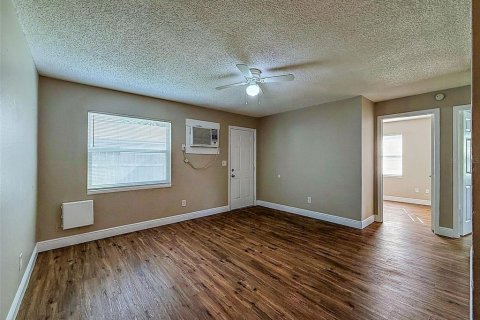 Duplex in Tampa, Florida 4 bedrooms, 120.4 sq.m. № 2431204 - photo 8