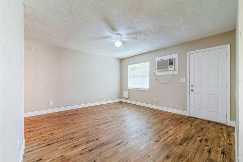 Duplex in Tampa, Florida 4 bedrooms, 120.4 sq.m. № 2431204 - photo 13