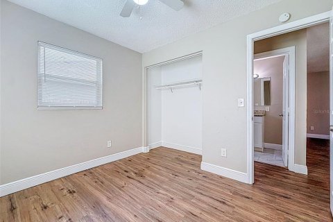 Duplex in Tampa, Florida 4 bedrooms, 120.4 sq.m. № 2431204 - photo 17