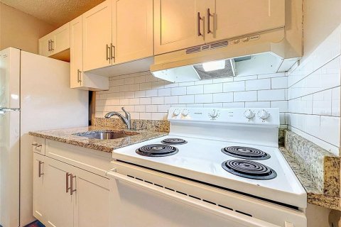 Duplex in Tampa, Florida 4 bedrooms, 120.4 sq.m. № 2431204 - photo 11