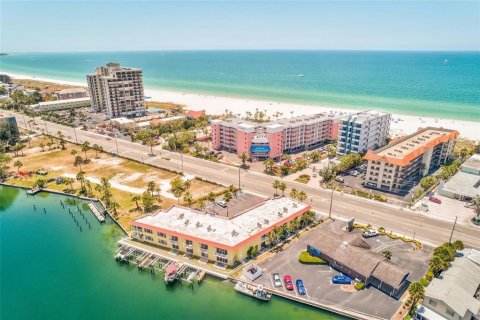 Condo in Saint Pete Beach, Florida, 1 bedroom  № 1514739 - photo 1