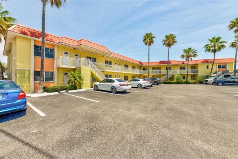 Condo in Saint Pete Beach, Florida, 1 bedroom  № 1514739 - photo 17