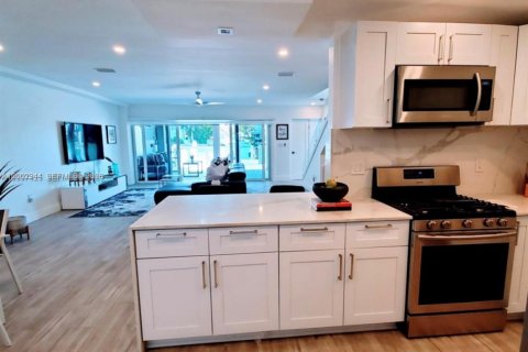 Adosado en alquiler en Miami Beach, Florida, 3 dormitorios, 151.62 m2 № 2066430 - foto 9