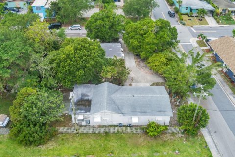 Commercial property in Lake Worth, Florida 146.97 sq.m. № 1104524 - photo 1