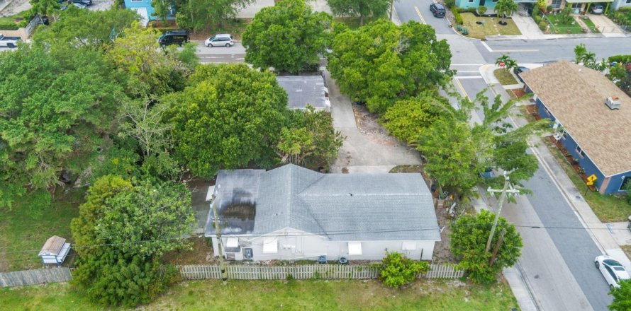 Commercial property in Lake Worth, Florida 146.97 sq.m. № 1104524