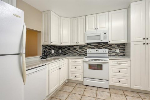 Condo in Bradenton, Florida, 2 bedrooms  № 1719486 - photo 6