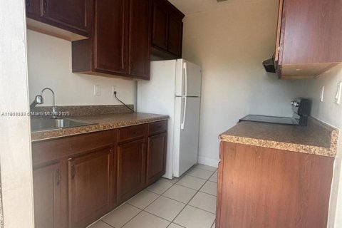 Снять в аренду виллу или дом в Бискейн-Парк, Флорида 2 спальни, 83.61м2, № 1951719 - фото 6