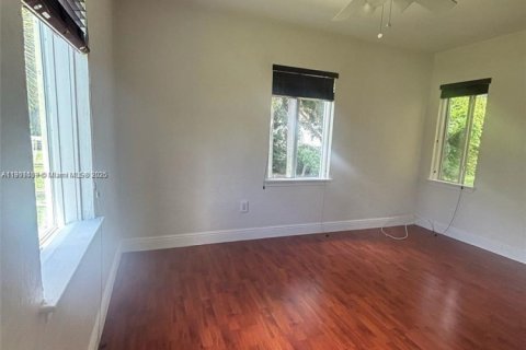 Снять в аренду виллу или дом в Бискейн-Парк, Флорида 2 спальни, 83.61м2, № 1951719 - фото 8