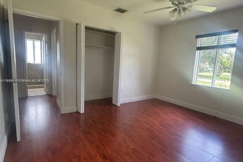 Снять в аренду виллу или дом в Бискейн-Парк, Флорида 2 спальни, 83.61м2, № 1951719 - фото 9