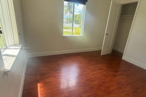 Снять в аренду виллу или дом в Бискейн-Парк, Флорида 2 спальни, 83.61м2, № 1951719 - фото 10