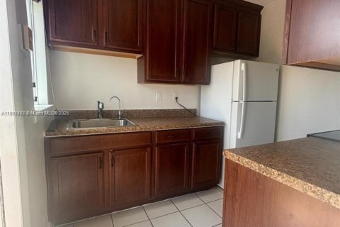 Снять в аренду виллу или дом в Бискейн-Парк, Флорида 2 спальни, 83.61м2, № 1951719 - фото 3