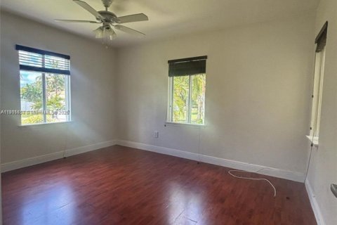 Снять в аренду виллу или дом в Бискейн-Парк, Флорида 2 спальни, 83.61м2, № 1951719 - фото 11