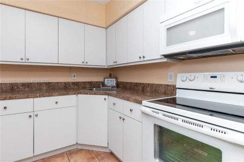 Купить кондоминиум в Халландейл-Бич, Флорида 1 спальня, 58.99м2, № 1867223 - фото 7