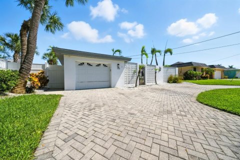 Villa ou maison à vendre à Saint Pete Beach, Floride: 2 chambres, 170.1 m2 № 1907562 - photo 1