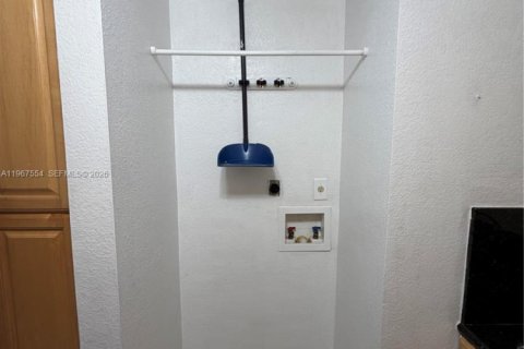 Villa ou maison à louer à Hialeah, Floride: 2 chambres, 183.2 m2 № 2029686 - photo 8