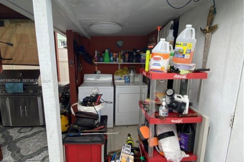 Villa ou maison à louer à Hialeah, Floride: 2 chambres, 183.2 m2 № 2029686 - photo 9