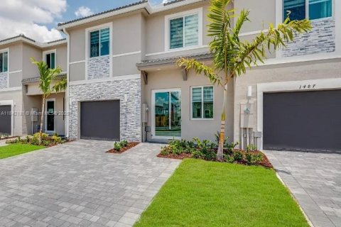 Townhouse in Homestead, Florida 3 bedrooms № 1834513 - photo 1