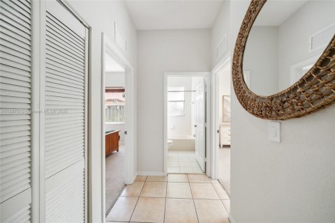 House in Homestead, Florida 3 bedrooms, 144 sq.m. № 1942670 - photo 11