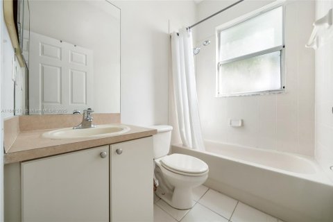 House in Homestead, Florida 3 bedrooms, 144 sq.m. № 1942670 - photo 9