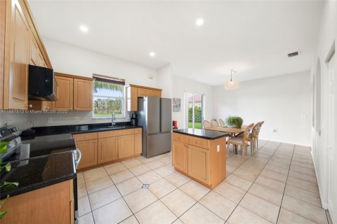 House in Homestead, Florida 3 bedrooms, 144 sq.m. № 1942670 - photo 6