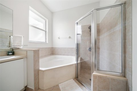 House in Homestead, Florida 3 bedrooms, 144 sq.m. № 1942670 - photo 12