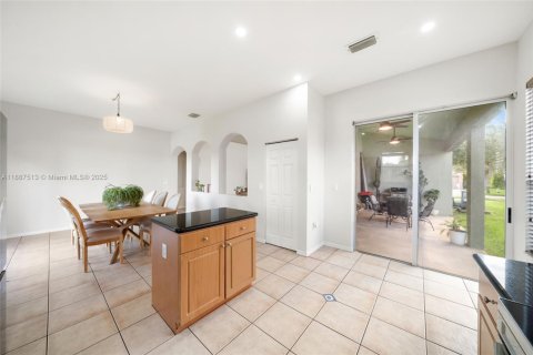 House in Homestead, Florida 3 bedrooms, 144 sq.m. № 1942670 - photo 4