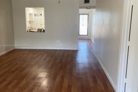 Condo in Sunrise, Florida, 2 bedrooms  № 2001591 - photo 2